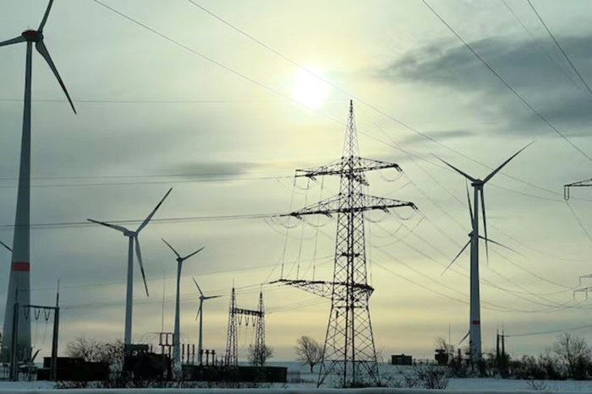 Tờ Financial Times đưa tin, nhu cầu bùng nổ về trí tuệ nhân tạo (AI) đã đẩy giá điện ở Mỹ lên cao, trích dẫn nguồn tin từ nhà điều hành lưới điện lớn nhất nước này (PJM). Sự gia tăng này trái ngược với cam kết của Tổng thống Donald Trump về việc cung cấp năng lượng giá cả phải chăng hơn cho các hộ gia đình Mỹ.