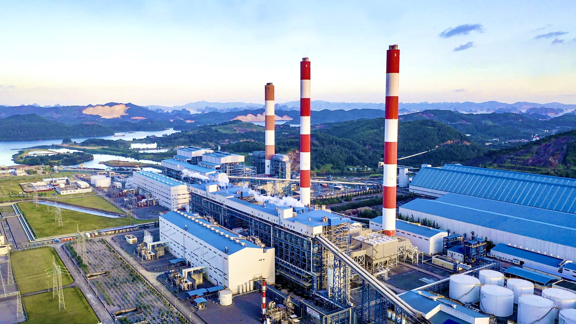 Công tác đại tu Tổ máy S1 – Nhà máy Nhiệt điện Mông Dương 1 sẽ bắt đầu từ ngày 01/8/2025, với thời gian dự kiến 60 ngày. Đây là đợt đại tu đầu tiên kể từ khi tổ máy vận hành thương mại, nhằm nâng cao độ tin cậy và hiệu suất trong chu kỳ vận hành tiếp theo.