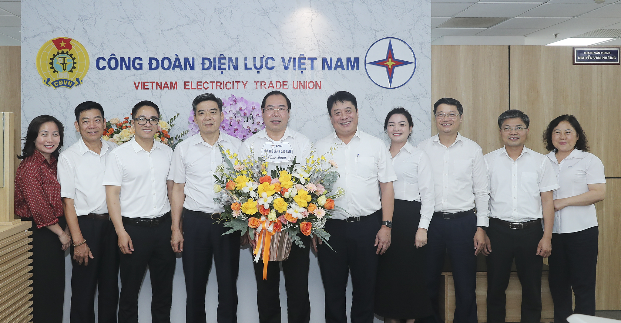 Đồng chí Nguyễn Hữu Tuấn - Phó Bí thư Thường trực Đảng ủy EVN, đồng chí Nguyễn Anh Tuấn - Phó Bí thư Đảng ủy, Tổng giám đốc EVN cùng các đồng chí trong Ban Thường vụ Đảng ủy Tập đoàn vừa tới thăm, tặng hoa chúc mừng Công đoàn Điện lực Việt Nam nhân kỷ niệm 96 năm Ngày thành lập Công đoàn Việt Nam (28/7/1929 - 28/7/2025).